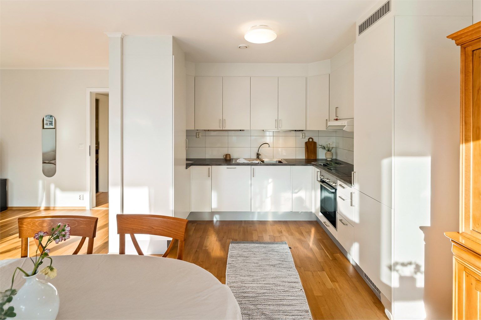 Tidløst og pent kjøkken med hvite slette fronter