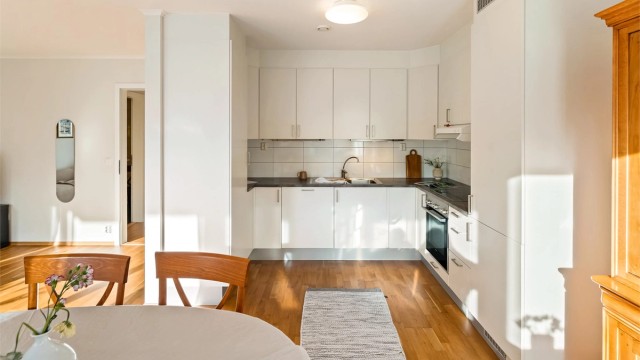 Tidløst og pent kjøkken med hvite slette fronter