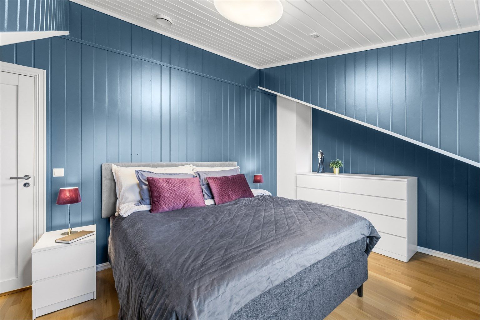 Alle soverommene i boligen har parkett på gulvet og vegger malt i moderne farger.