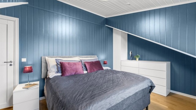 Alle soverommene i boligen har parkett på gulvet og vegger malt i moderne farger.