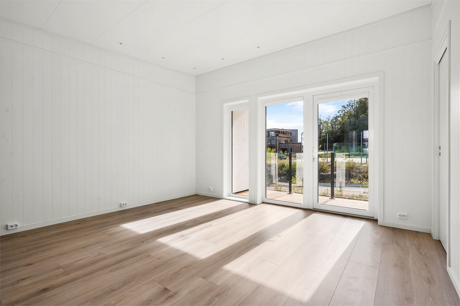Store vindusflater som sørger for et godt naturlig lysinnslipp. Herfra er det også direkte utgang til balkongen, som naturlig forlenger oppholdsarealet. 
