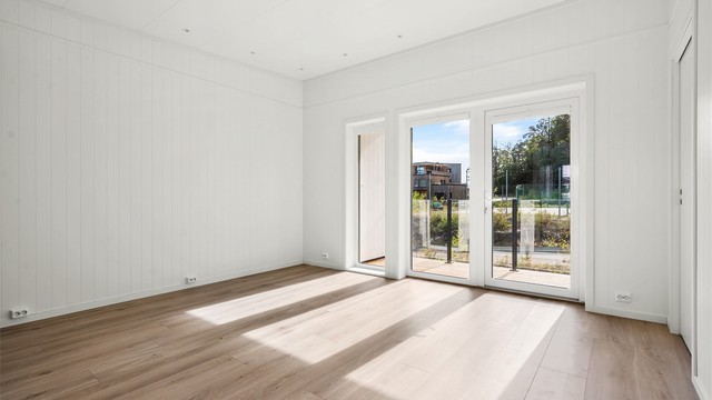 Store vindusflater som sørger for et godt naturlig lysinnslipp. Herfra er det også direkte utgang til balkongen, som naturlig forlenger oppholdsarealet.
