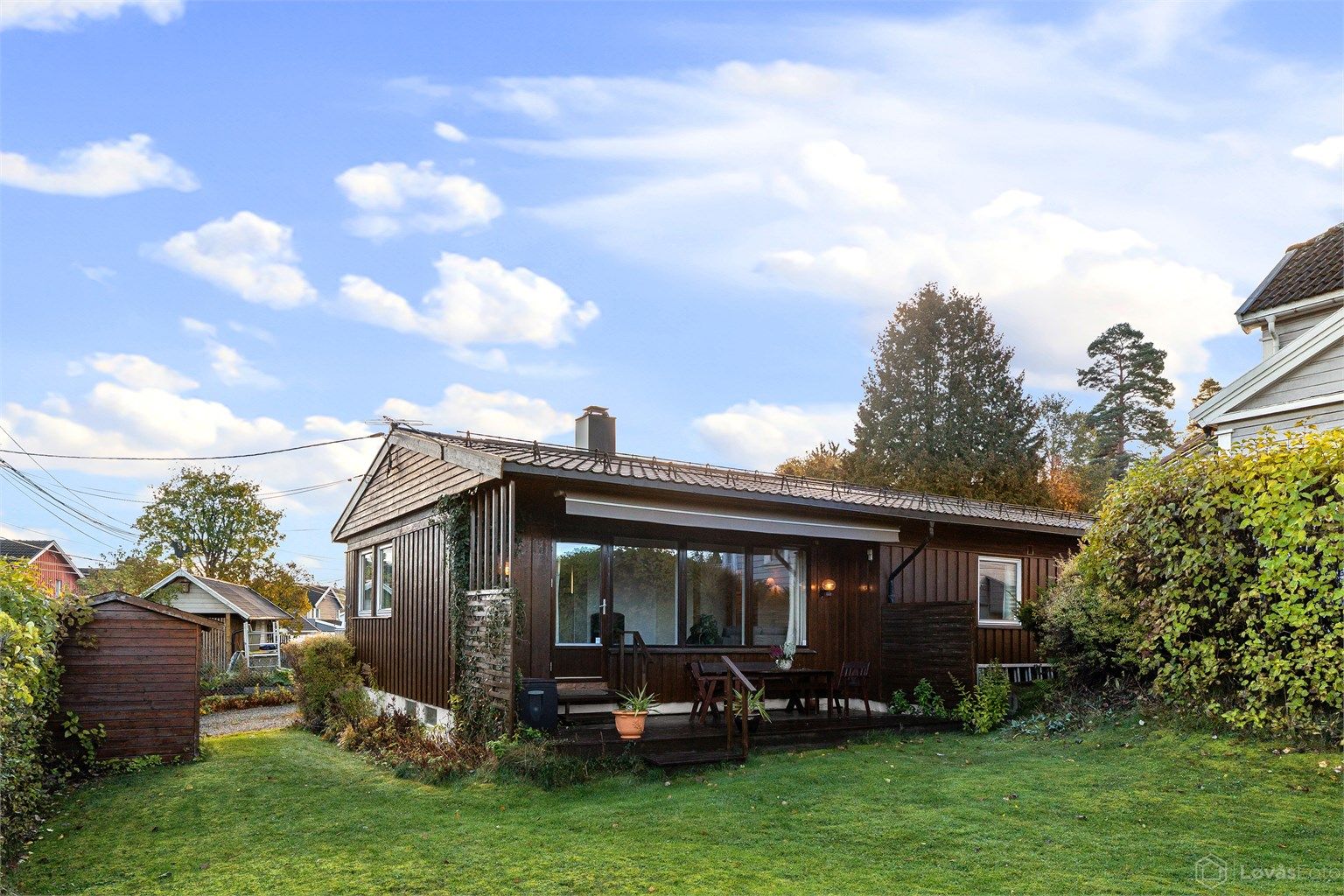 Velkommen til Munkerudvollen 1B! Familievennlig enebolig over to plan med solrik hage, terrasse og et stort potensial for å skape ditt drømmehjem.
Foto: Løvås Foto
