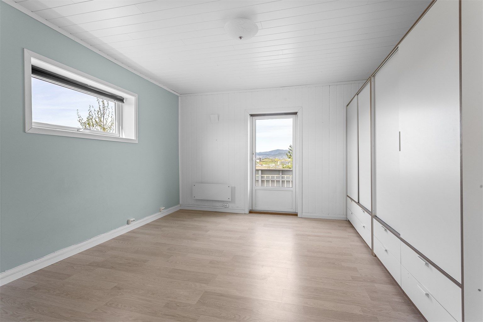 Utleiedel i 2. etasje: Utgang fra soverommet til veranda