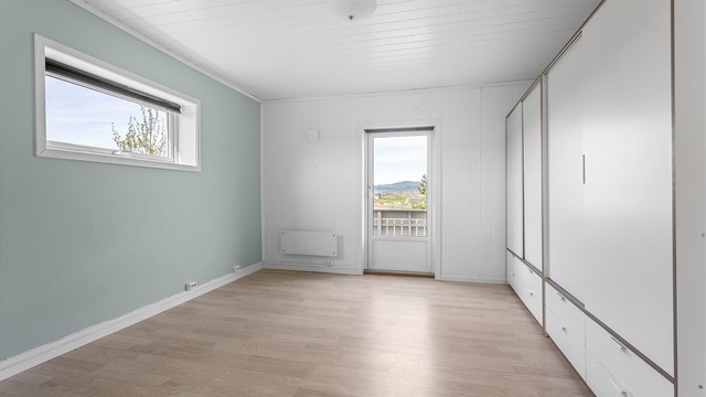 Utleiedel i 2. etasje: Utgang fra soverommet til veranda