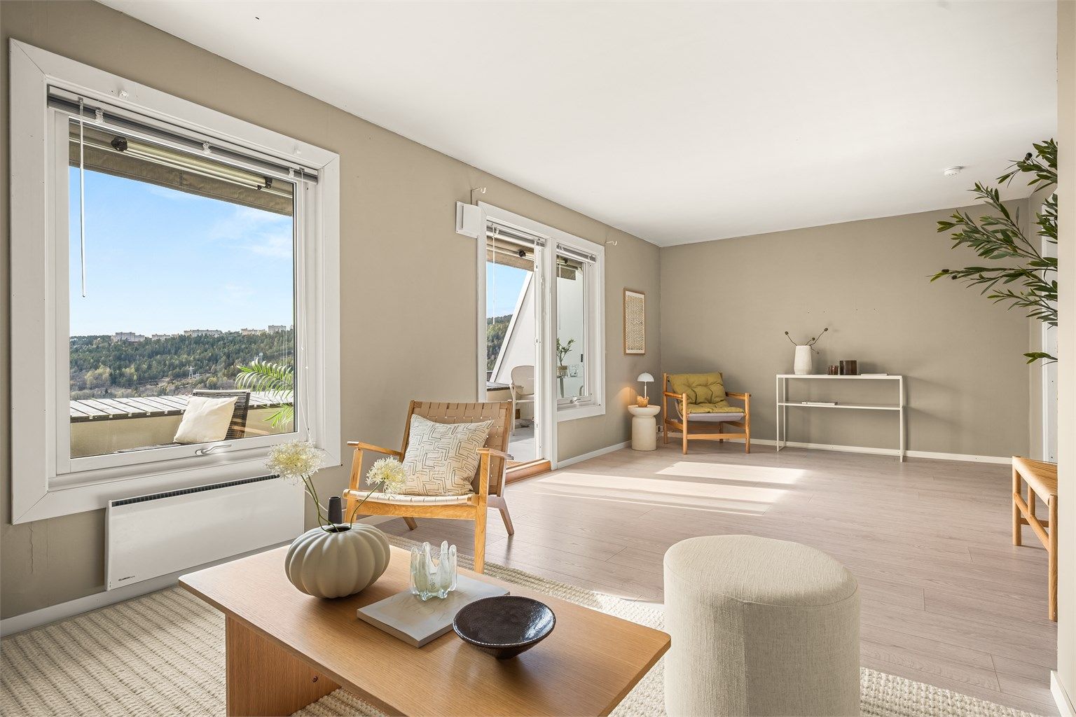 Store vindusflater gir godt med lys og rammer inn den grønne utsikten.