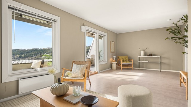 Store vindusflater gir godt med lys og rammer inn den grønne utsikten.