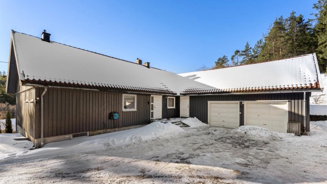 Fasade Ormeliveien 15 med dobbel garasjeport