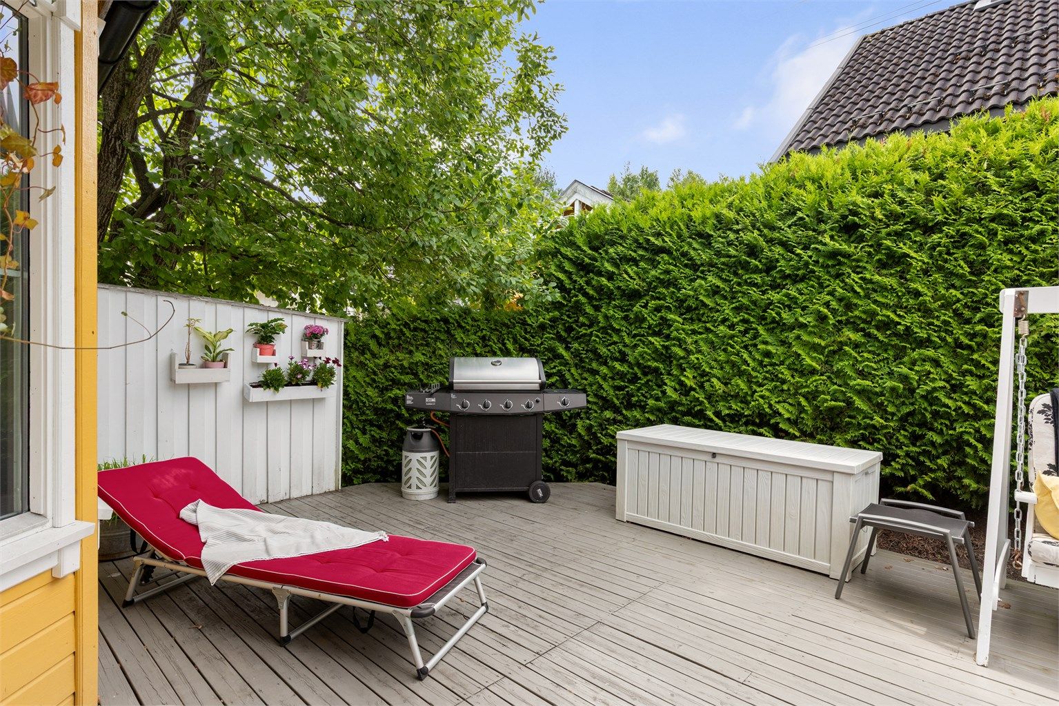 Her kan du invitere til hyggelige grillkvelder eller nyte terrassen helt for deg selv.