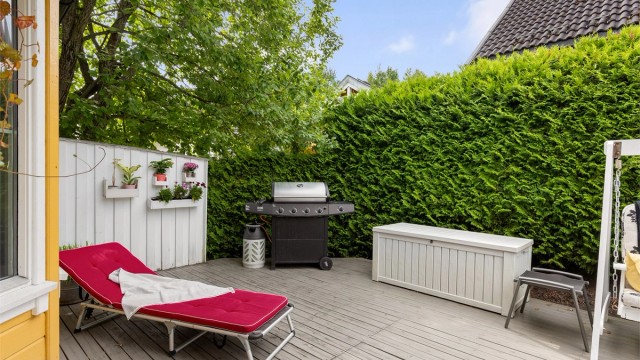 Her kan du invitere til hyggelige grillkvelder eller nyte terrassen helt for deg selv.