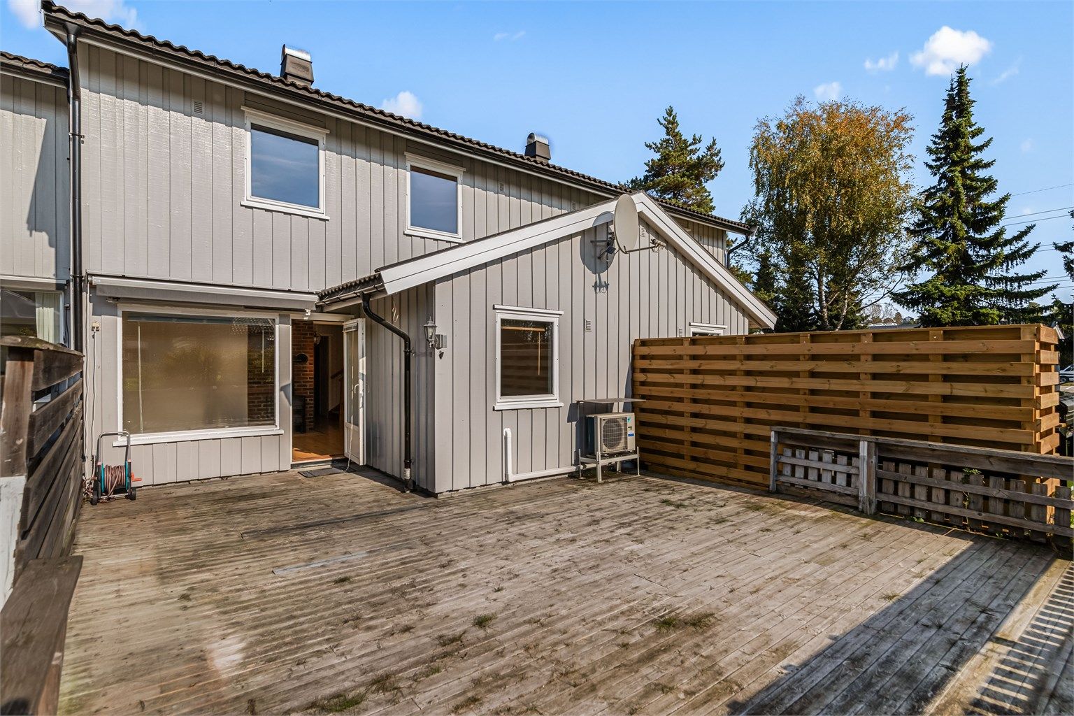 Her er det rikelig med plass til både spisegruppe og lounge, perfekt for lange sommerdager.