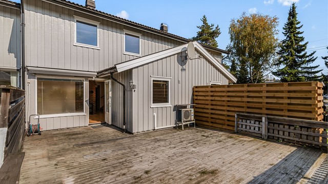Her er det rikelig med plass til både spisegruppe og lounge, perfekt for lange sommerdager.