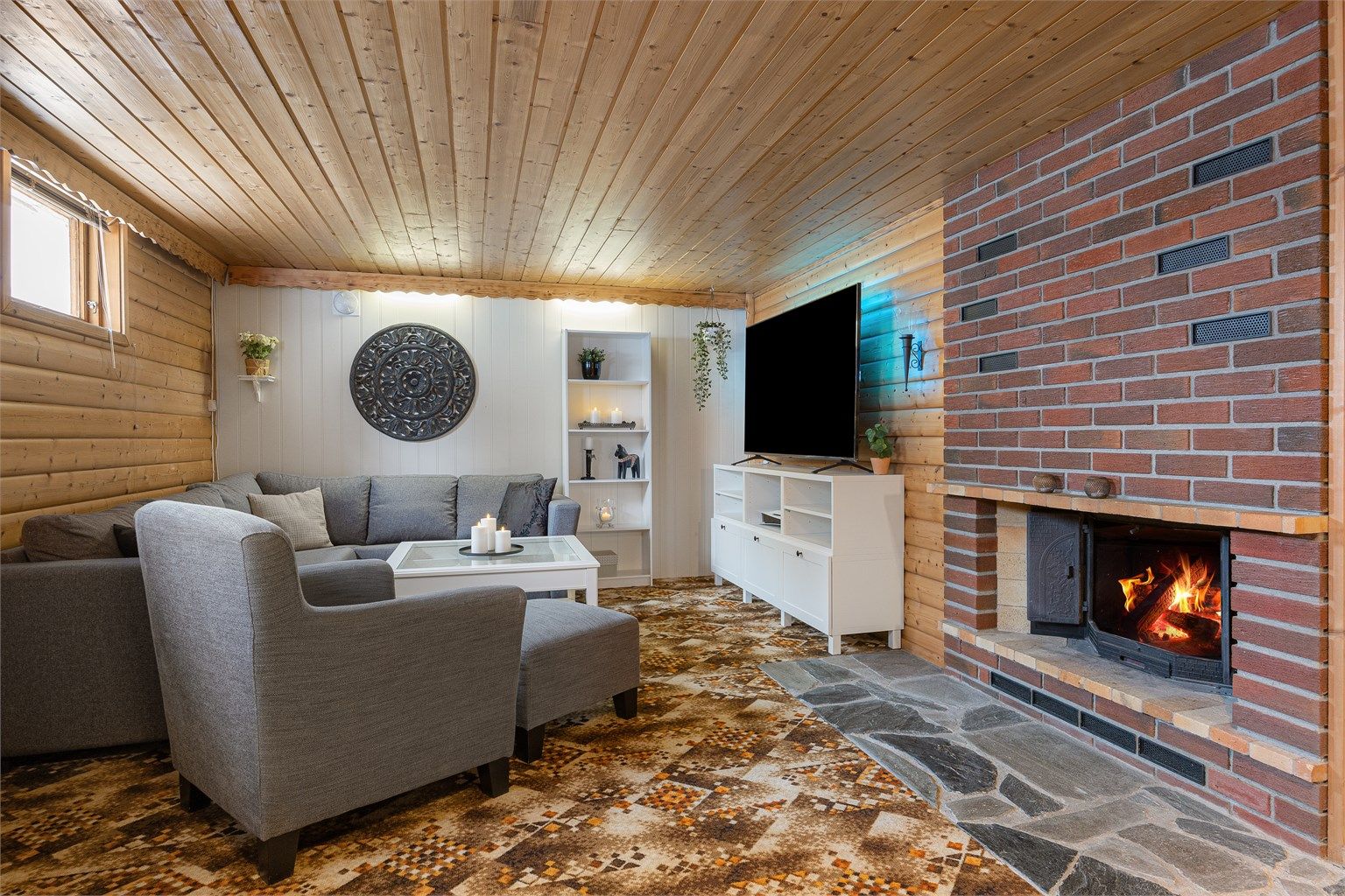 Den store kjellerstuen gir ekstra spillerom for familien, ideelt som TV-stue eller hobbyrom.