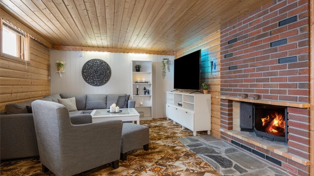 Den store kjellerstuen gir ekstra spillerom for familien, ideelt som TV-stue eller hobbyrom.