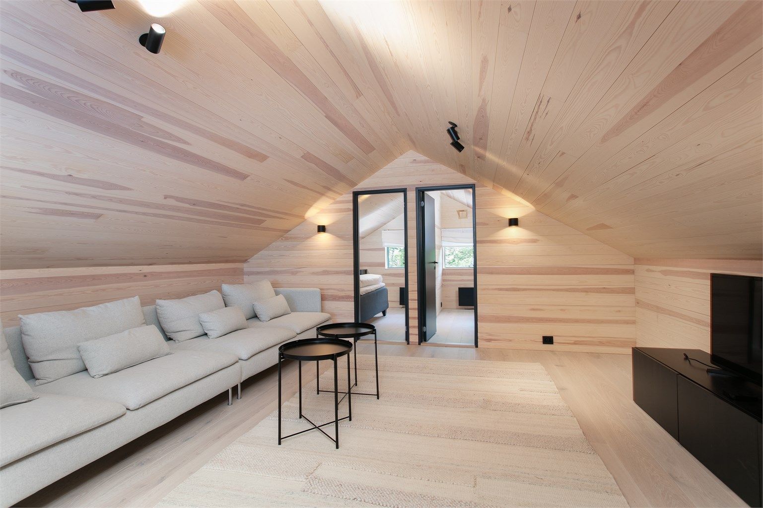 Loftstuen gir ekstra plass og er et perfekt oppholdsrom for barn eller gjester.