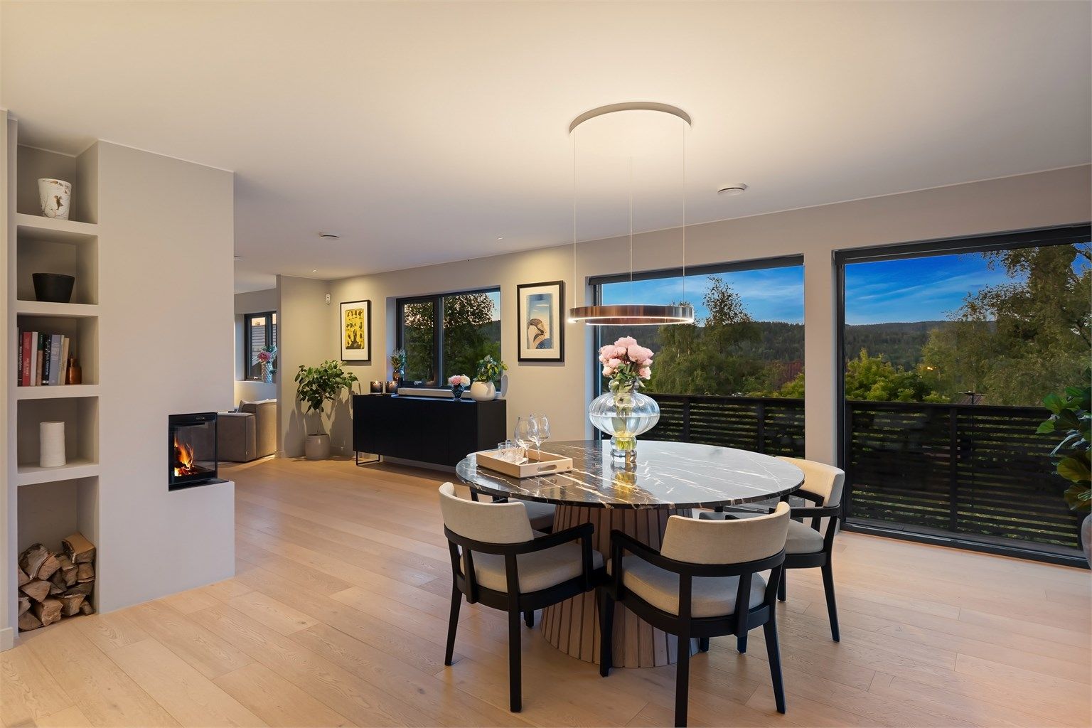 Boligen har en gjennomført høy stil med et godt valg av materialer og løsninger med gjennomgående høy kvalitet