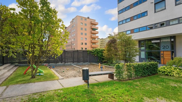 Felles lekeplass og sandkasse i trygge omgivelser i sameiet.