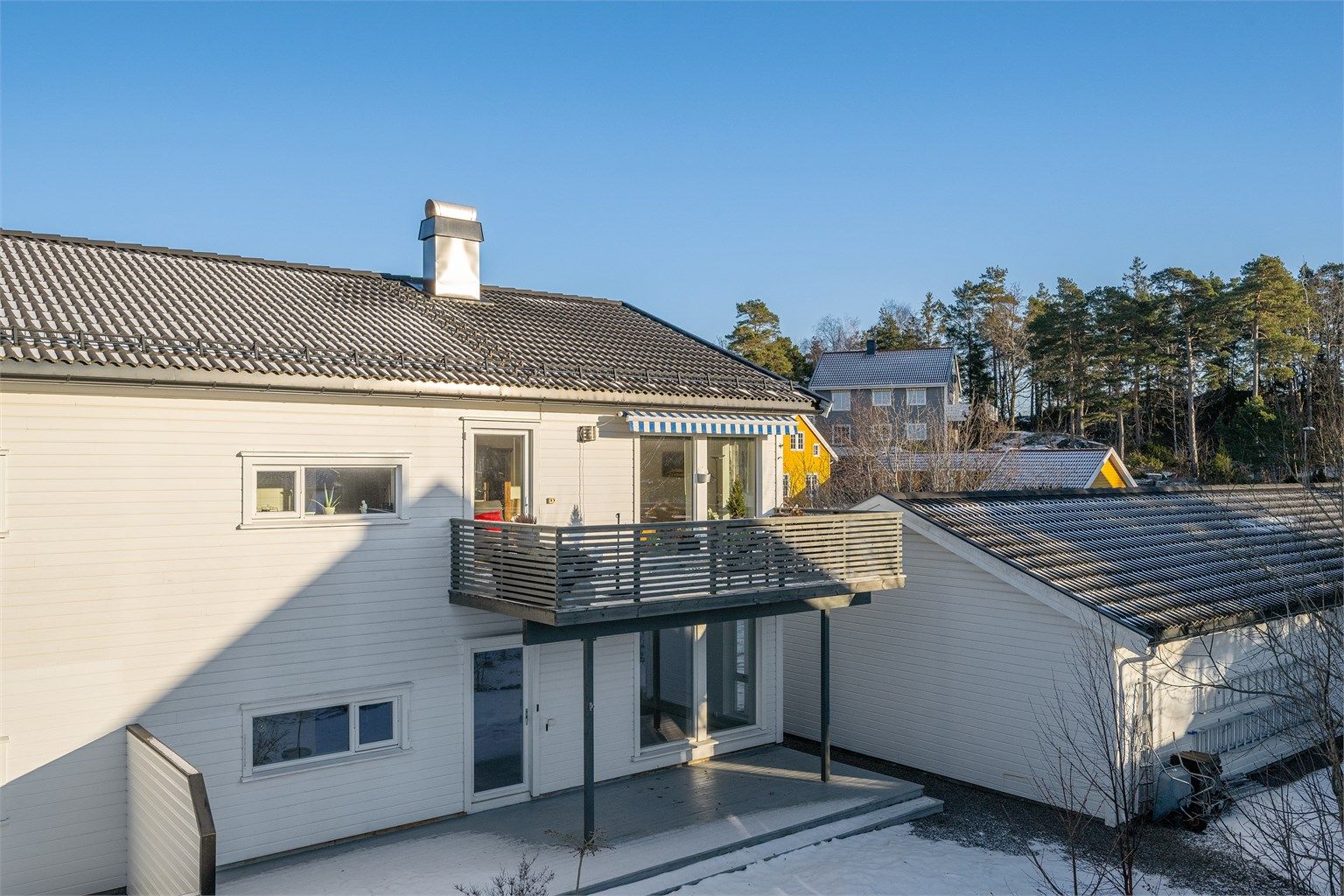 Eiertomt på 3 345,80 kvm som tilhører sameiet. Leiligheten har adkomst fra stuen ut til en sørvendt terrasse på ca 14 kvm. 