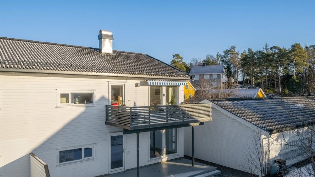 Eiertomt på 3 345,80 kvm som tilhører sameiet. Leiligheten har adkomst fra stuen ut til en sørvendt terrasse på ca 14 kvm.