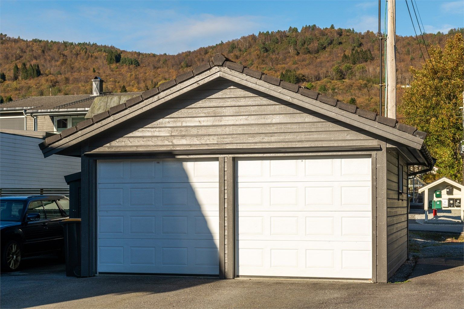 Eiendommen disponerer garasjen til høyre 