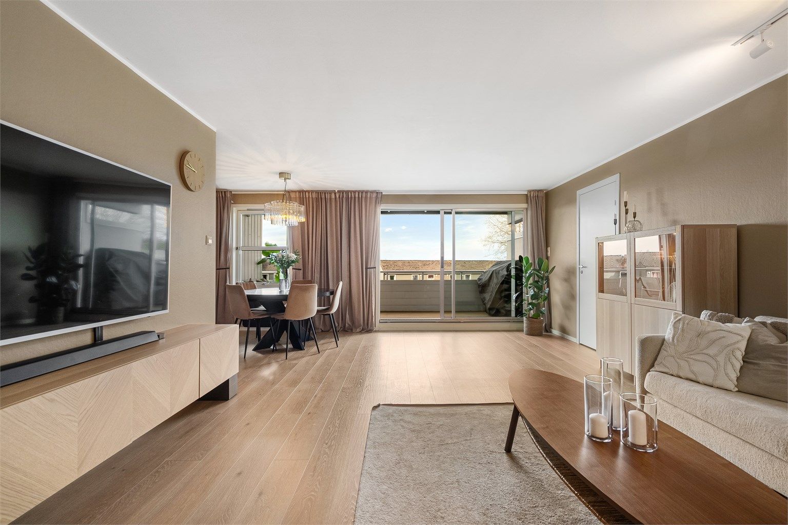 Boligen har blitt pusset opp siste 2 1/2 årene, med blant annet oppgradert vaskerom, nytt gulv på to soverom, tapetfornyer, spilevegger, pusset terrassebord og beiset. 
