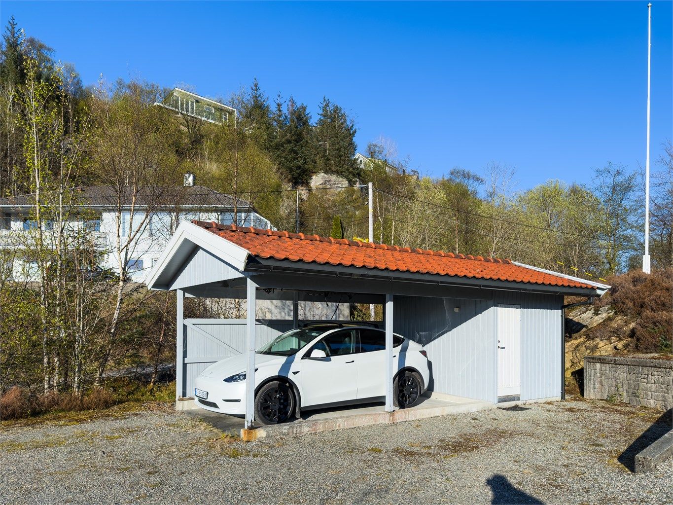 Carport og tilhørende bod.