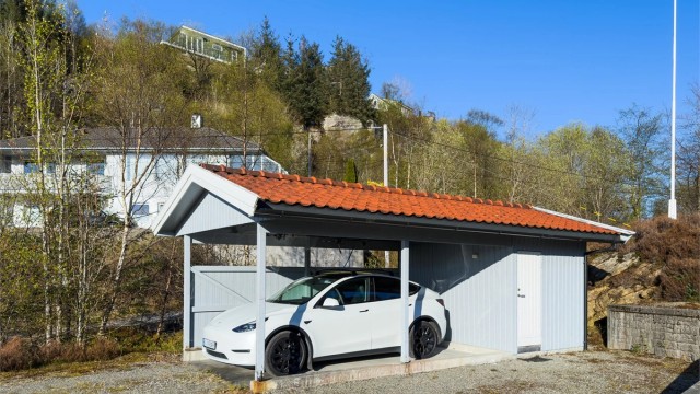 Carport og tilhørende bod.