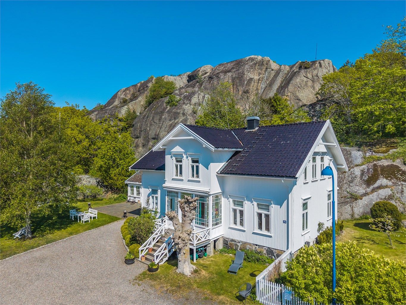 Hovedhus mot nord opprinnelig fra ca. år 1890- svært innholdsrikt over to plan