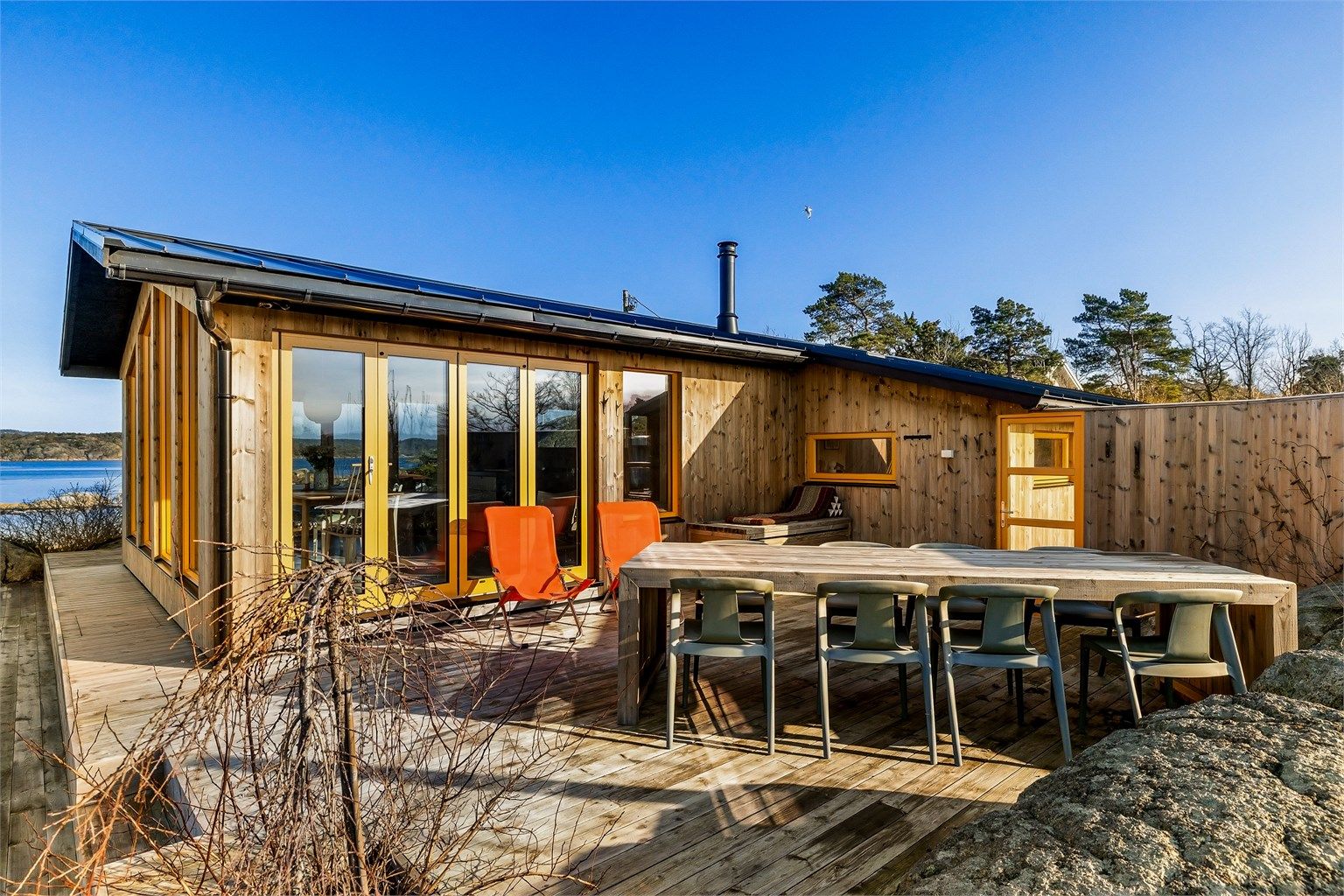 SKJERMET UTEROM: Denne vestvendte terrassen er et yndet, skjermet uterom med kveldssol i det fri.