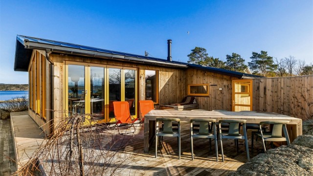 SKJERMET UTEROM: Denne vestvendte terrassen er et yndet, skjermet uterom med kveldssol i det fri.