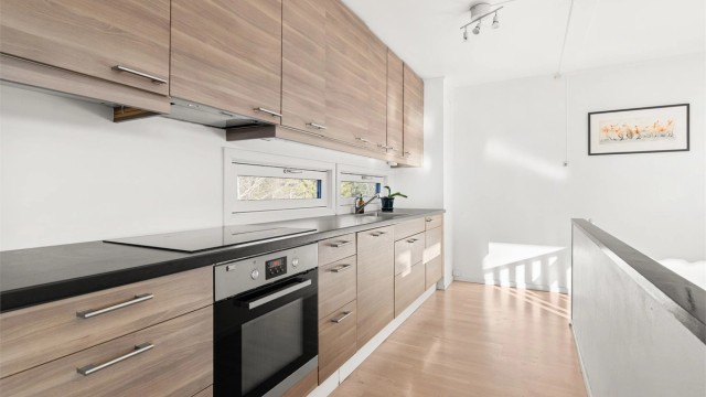 Integrerte hvitevarer inkluderer stekeovn og induksjonstopp.