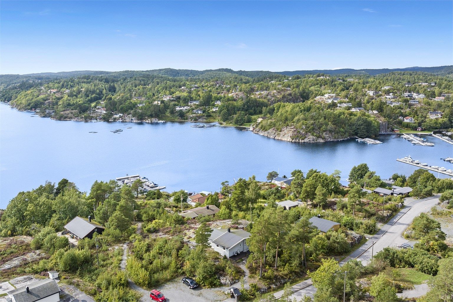 Hytta har enkel adkomst, gode solforhold og fin utsikt. 