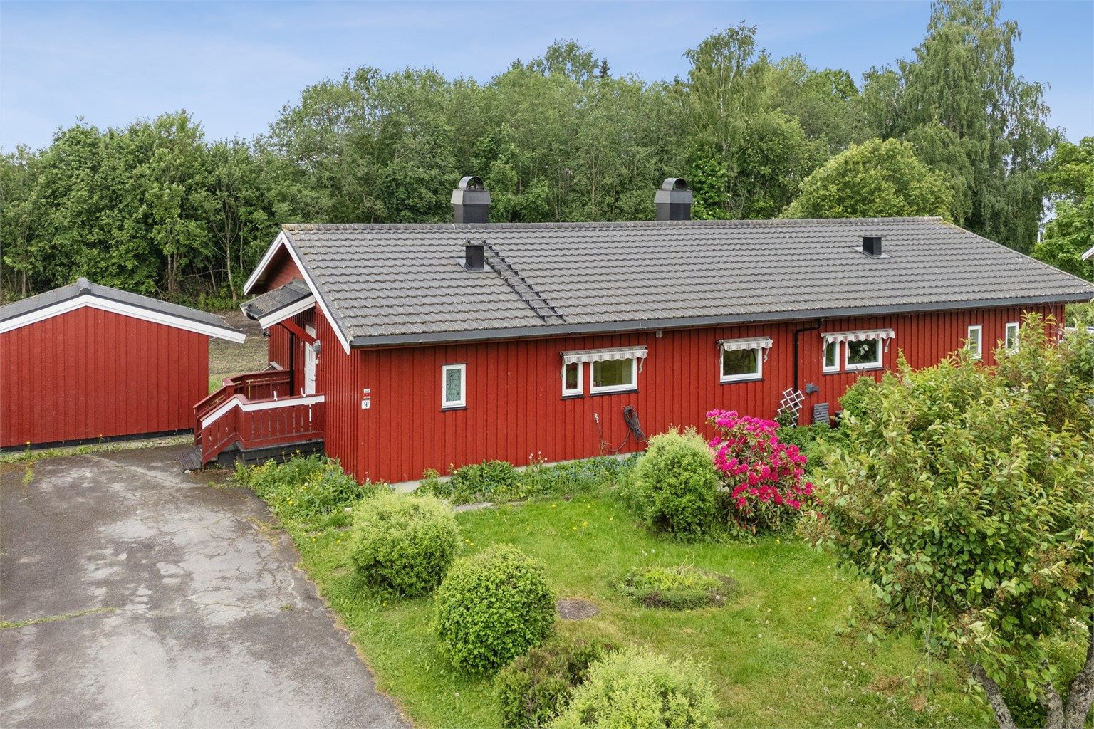 Uteområdene er pent opparbeidet med plen og beplantning.