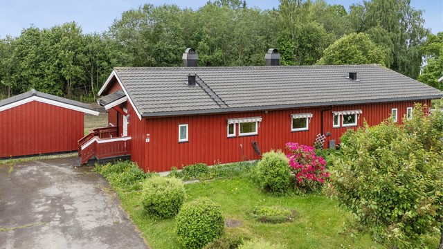 Uteområdene er pent opparbeidet med plen og beplantning.