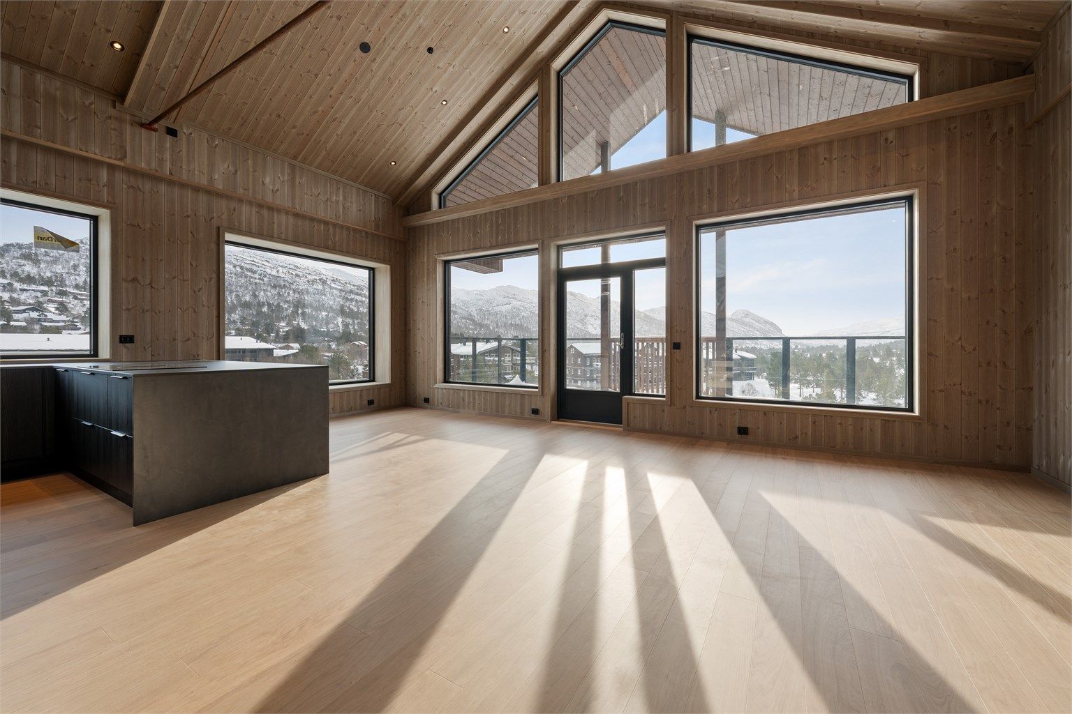  - Velkommen til Hovdegrend og den unike "leilighetshytta" E 24 - 