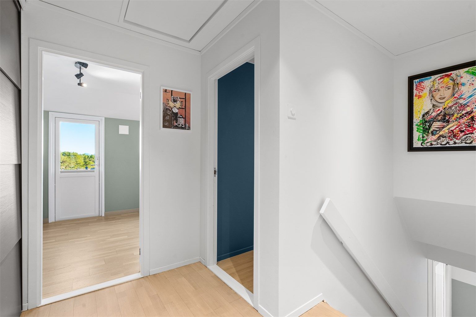 I 2.etg finner man 3 soverom av god størrelse, gang med romslig skyvedørsgarderobe og lekkert bad, som ble renovert i 2020. Loftsluke til loft med god takhøyde og god lagringsplass. Det er også romslig skyvedørsgarderobe med lagring i gang.