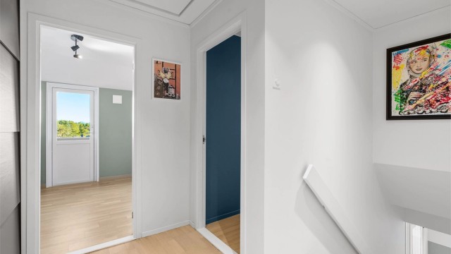 I 2.etg finner man 3 soverom av god størrelse, gang med romslig skyvedørsgarderobe og lekkert bad, som ble renovert i 2020. Loftsluke til loft med god takhøyde og god lagringsplass. Det er også romslig skyvedørsgarderobe med lagring i gang.