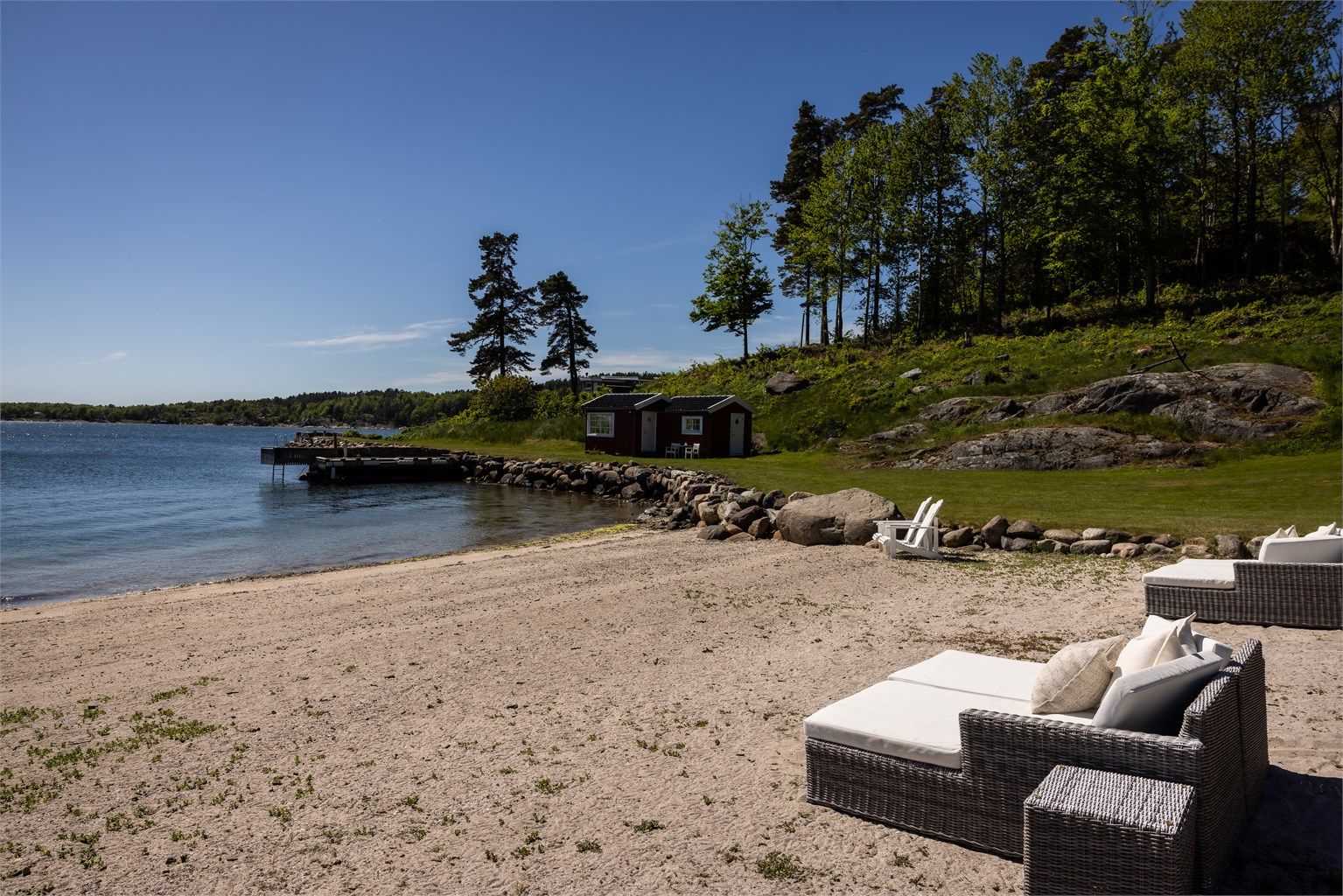 Stranden ligger flott til i en egen bukt.
