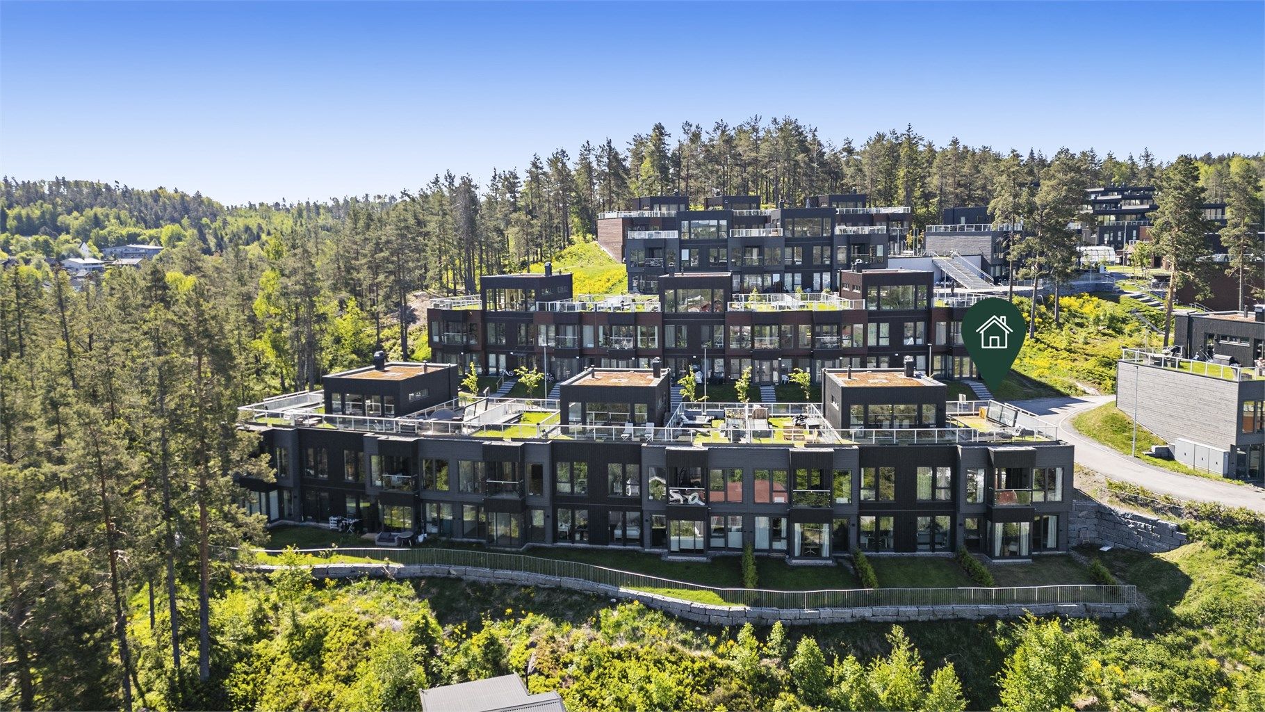 Boligen er beliggende på et solrikt høydedrag.