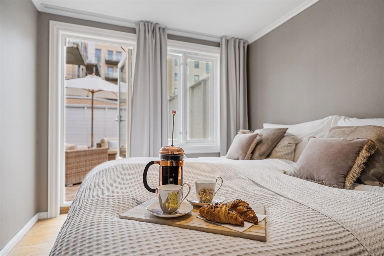 Soverom vendt mot rolig bakgård med solrik terrasse