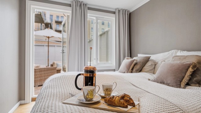 Soverom vendt mot rolig bakgård med solrik terrasse