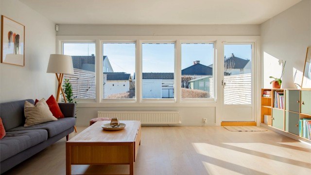 Store vindusflater gir rikelig med naturlig lys og en luftig atmosfære.