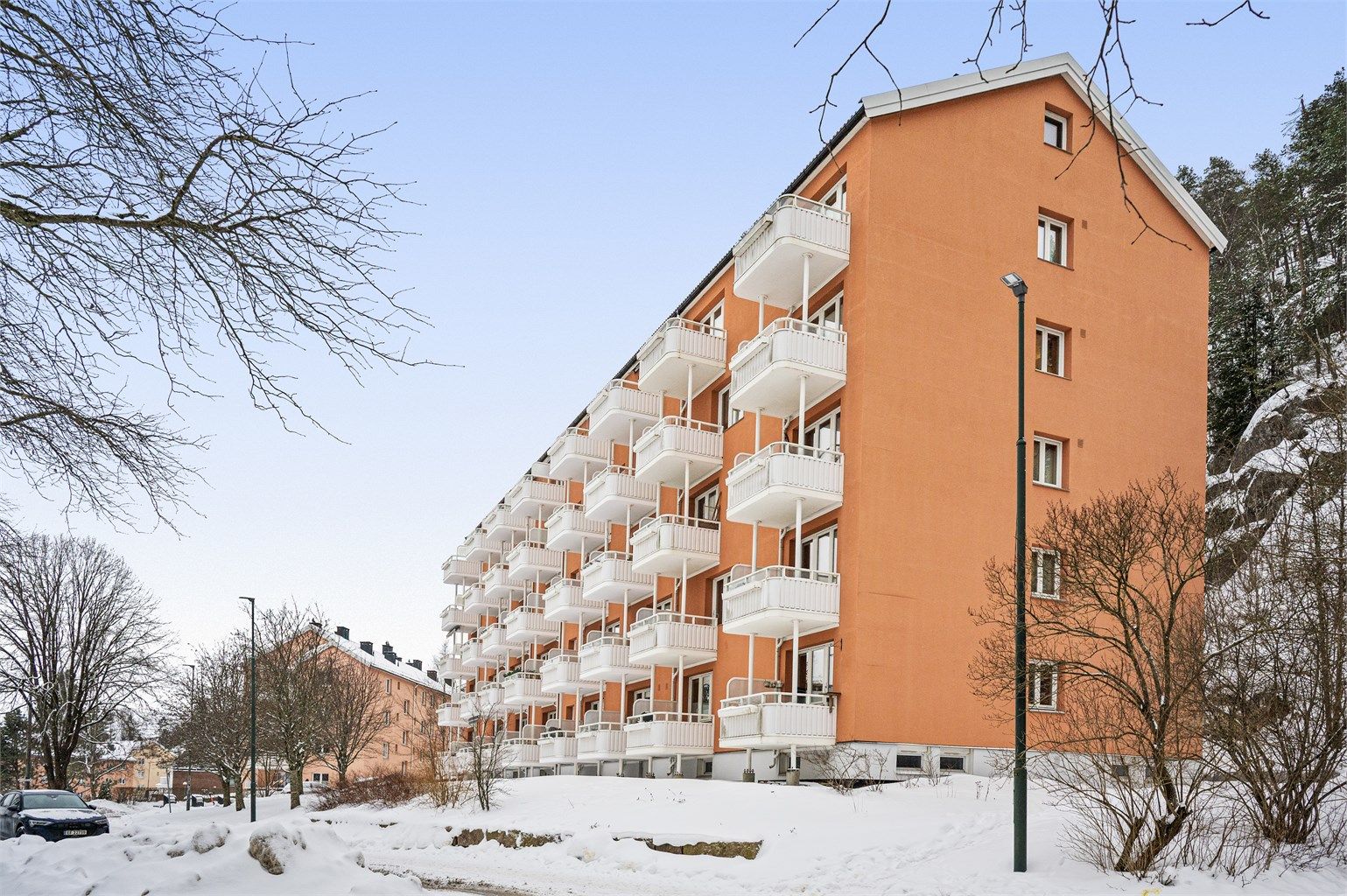 Yttervegger i betong, utvendig slemmet og malt, gir et solid og vedlikeholdsvennlig bygg.