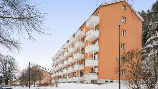 Yttervegger i betong, utvendig slemmet og malt, gir et solid og vedlikeholdsvennlig bygg.