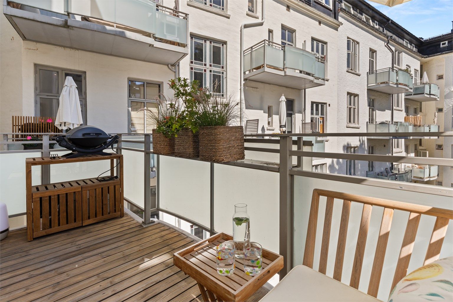 Fra stuen er det adkomst ut til leilighetens herlige balkong på ca. 5 kvm som vender ut mot rolig bakgård. 