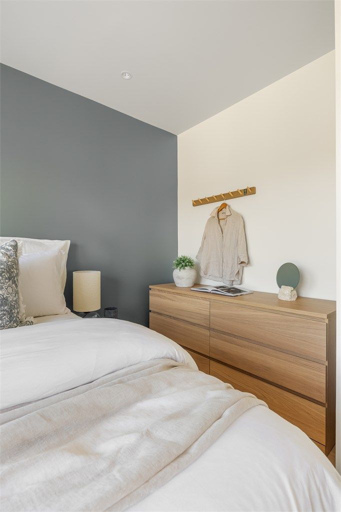 Innfelte spotter med dimmefunksjon gir behagelig belysning på soverommene.