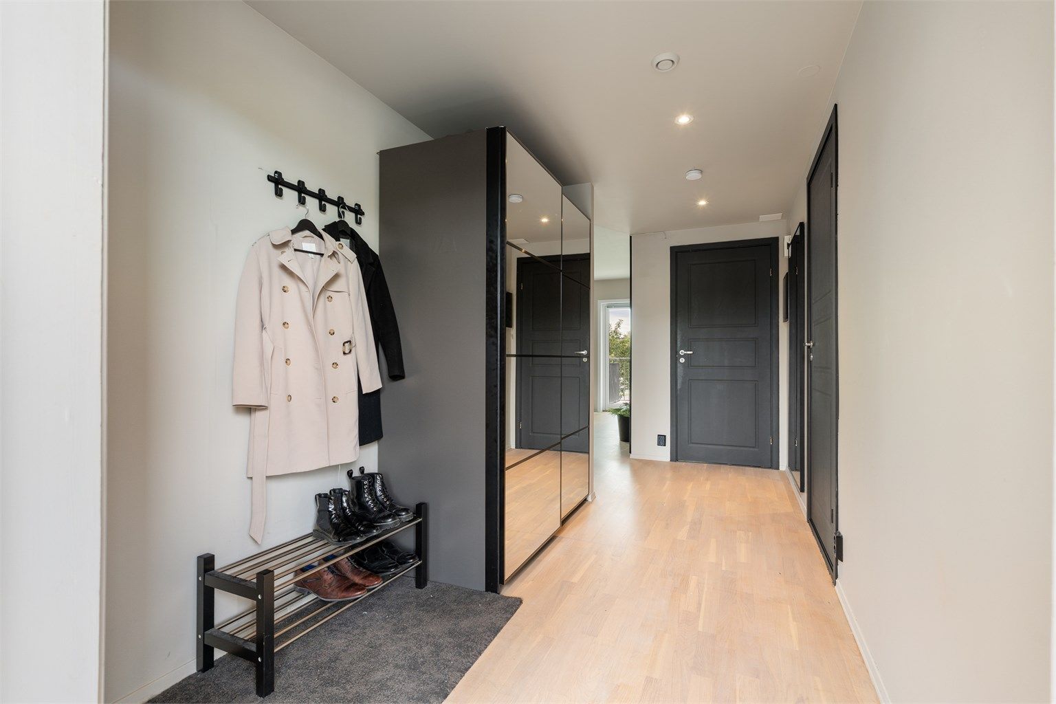 Velkommen inn! Romslig entrè med god plass til oppbevaring av yttertøy og sko! I forbindelse med entréen er det oppført en praktisk skyvedørsgarderobe. 