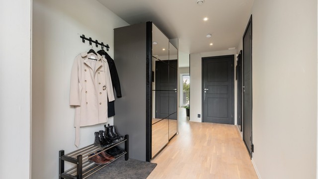 Velkommen inn! Romslig entrè med god plass til oppbevaring av yttertøy og sko! I forbindelse med entréen er det oppført en praktisk skyvedørsgarderobe.