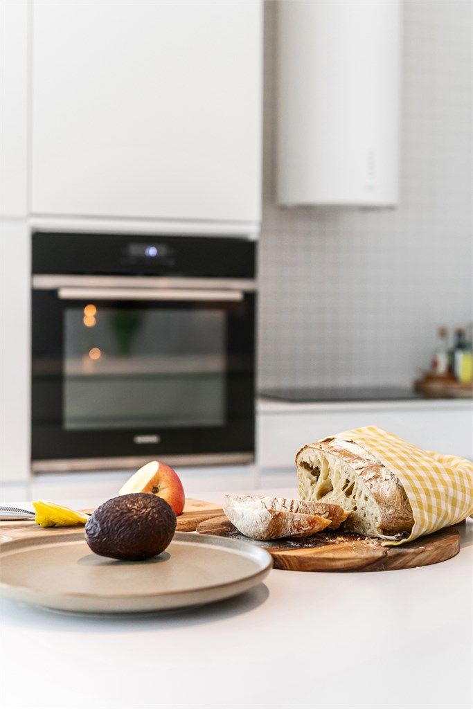 Moderne, integrert stekeovn i praktisk arbeidshøyde.