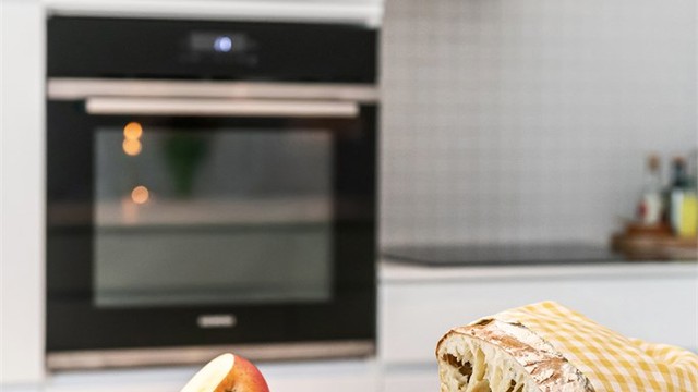 Moderne, integrert stekeovn i praktisk arbeidshøyde.